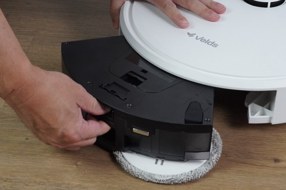 Fill the 2-in-1 tank