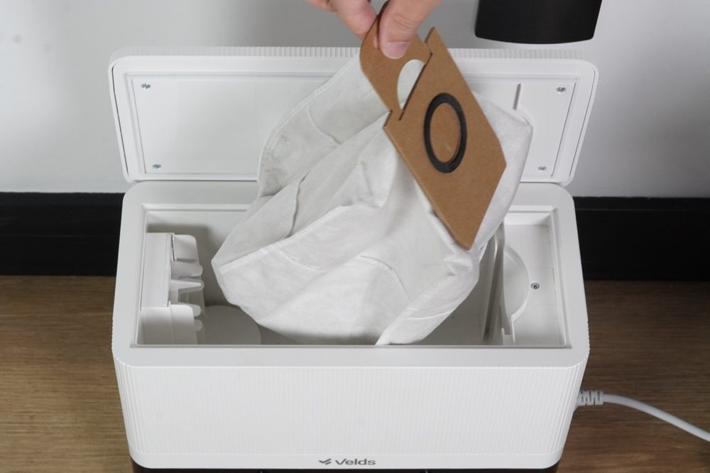 Pull the bag out by the cardboard tab. The seal closes automatically.