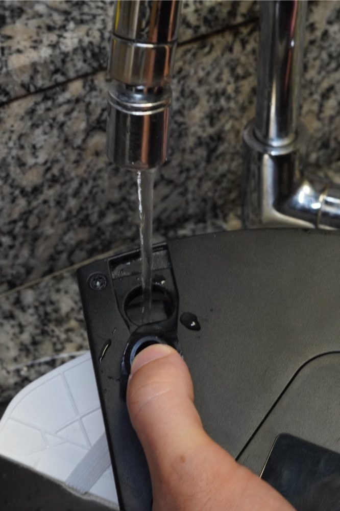 Fill the 2-in-1 tank